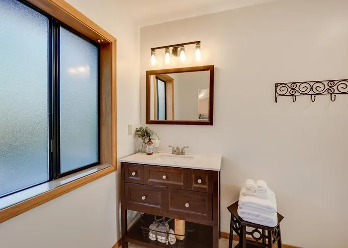 Cozy Central Point Bungalow On Working Winery!